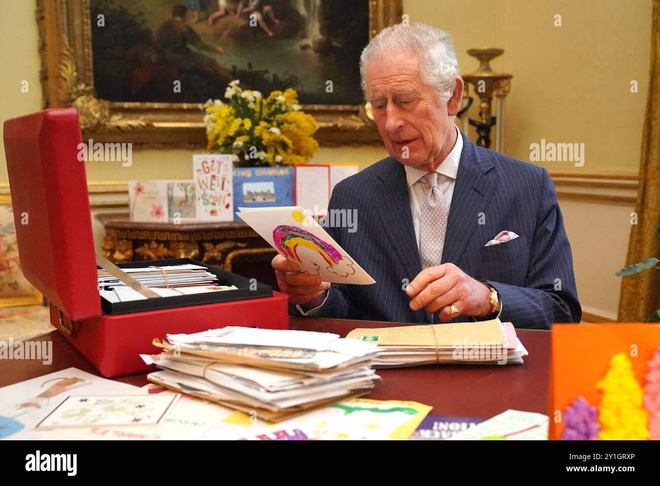 Photo de dossier datée du 21/2/2024 du roi Charles III lit des cartes et des messages, envoyés par des partisans à la suite de son diagnostic de cancer, dans la salle du 18ème siècle de la suite belge à Buckingham Palace, Londres. Suite à l'annonce du diagnostic de cancer du roi, l'équipe de correspondance du palais de Buckingham a reçu plus de 7 000 lettres et cartes sous forme de forme à travers le monde. Le roi atteint le deuxième anniversaire de son accession au trône et de la mort de la reine Elizabeth II dimanche, avec sa santé «se dirigeant sur une trajectoire très positive», a déclaré une source royale. Date d'émission : samedi se Banque D'Images