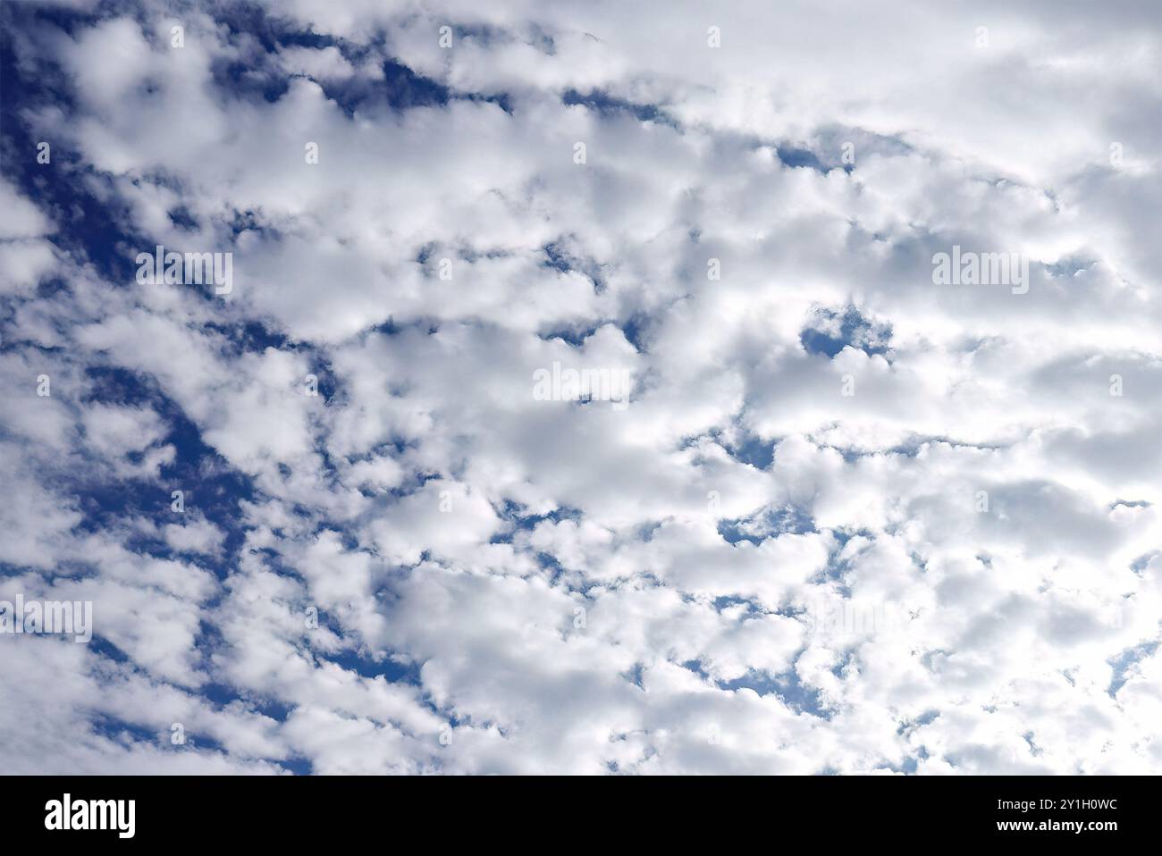 Vue panoramique d'un ciel partiellement nuageux avec des nuages blancs et moelleux dispersés dans un ciel bleu. Banque D'Images