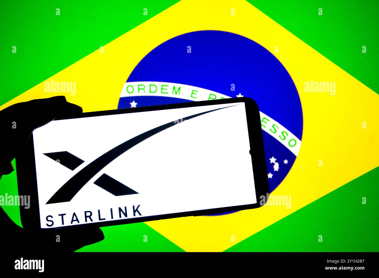 Inde. 06 septembre 2024. Dans cette illustration photo, un logo Starlink vu affiché sur un smartphone avec un drapeau du Brésil en arrière-plan. (Photo par Avishek Das/SOPA images/SIPA USA) *** strictement à des fins d'actualités éditoriales *** crédit : SIPA USA/Alamy Live News Banque D'Images