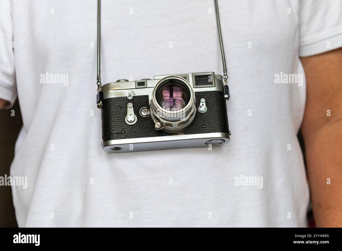 Une personne portant un appareil photo vintage classique. Banque D'Images