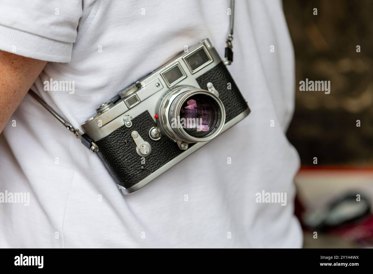 Une personne portant un appareil photo vintage classique. Banque D'Images