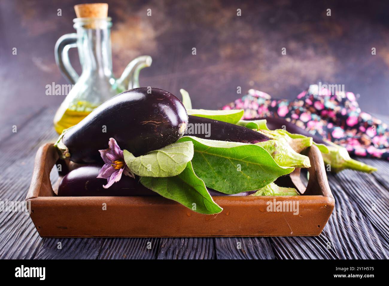 Aubergines crues ( aubergines ) dans une boîte en bois. Mise au point sélective, vue de dessus, Banque D'Images