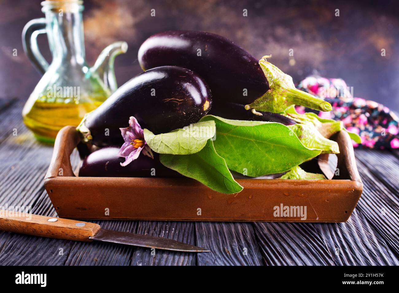 Aubergines crues ( aubergines ) dans une boîte en bois. Mise au point sélective, vue de dessus, Banque D'Images