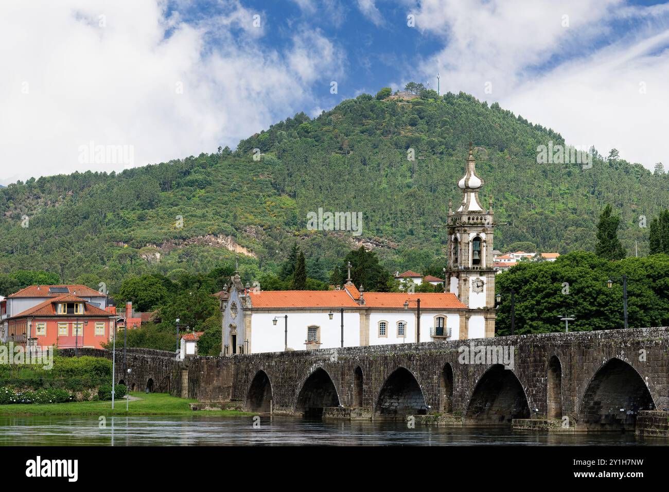 Saint Antoine de l'église de la vieille tour et le pont romain et médiéval, Ponte de Lima, Minho, Portugal Banque D'Images