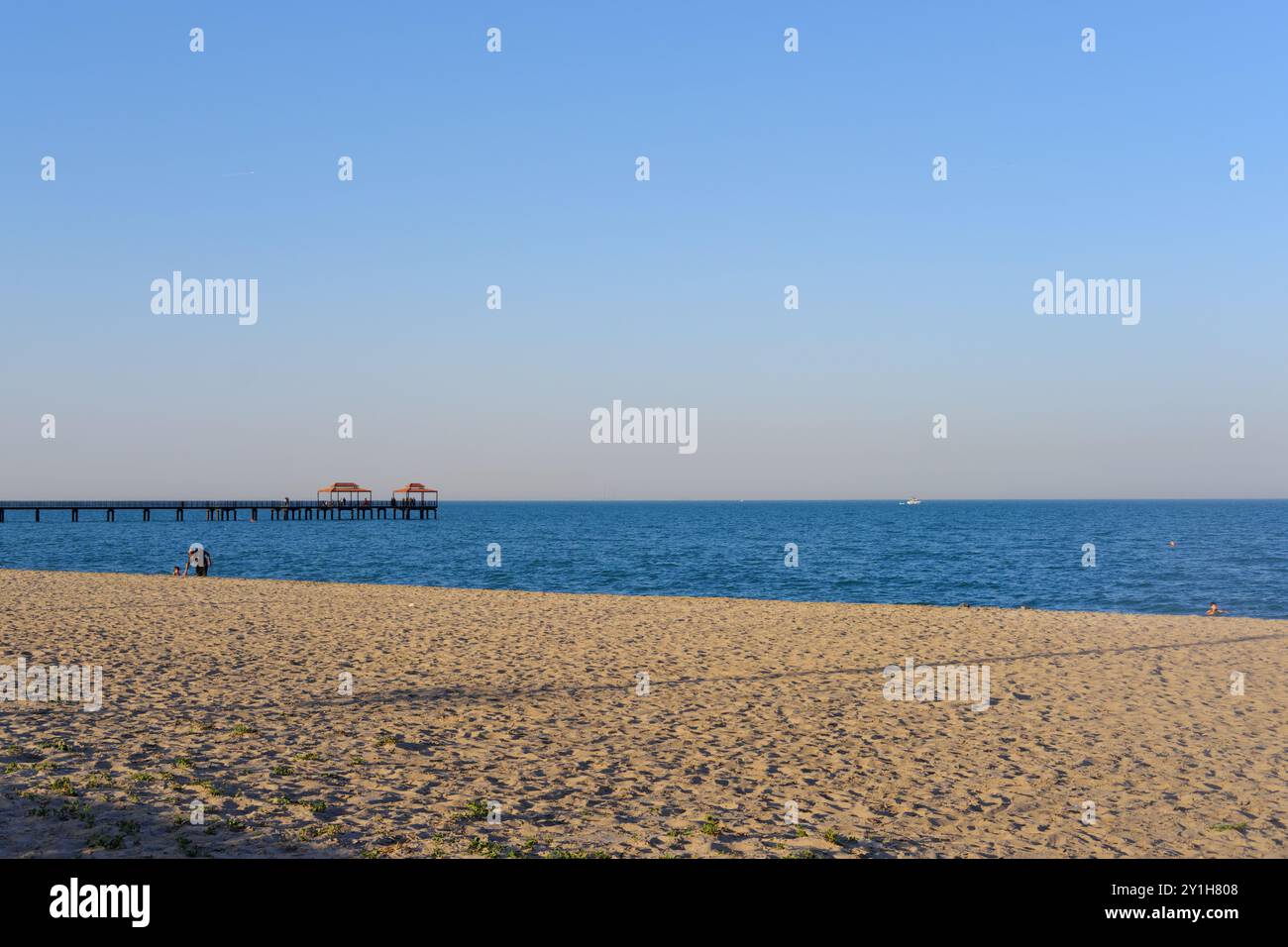 Vue de Koweït City dans une journée ensoleillée et coucher de soleil en arrière-plan. Banque D'Images
