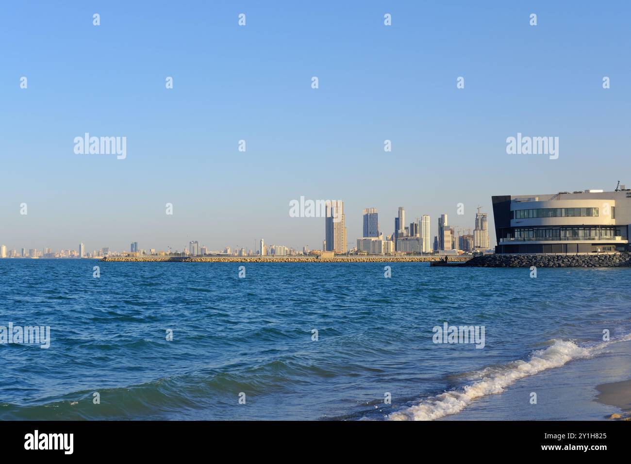Vue de Koweït City dans une journée ensoleillée et coucher de soleil en arrière-plan. Banque D'Images