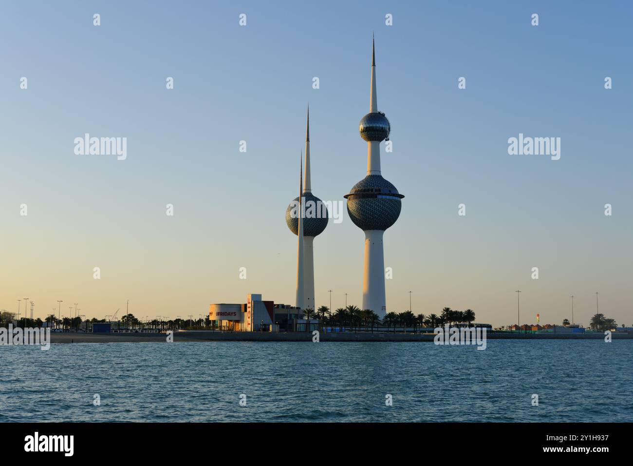 Vue de Koweït City dans une journée ensoleillée et coucher de soleil en arrière-plan. Banque D'Images