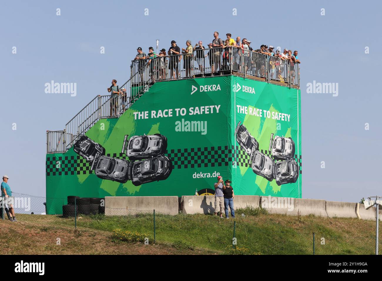 Perfekter Aussichtpunkt auf dem Sachsenring, der DEKRA-Turm erlaubt den fans einen atemberaubenden Rundumblick Motorsport, DTM 2024, DTM06, Training, Freitag, Sachsenring, Hohenstein-Ernstthal, Sachsen, Deutschland, 06.09.2024 Foto : Eibner-Pressefoto/Juergen Augst Banque D'Images