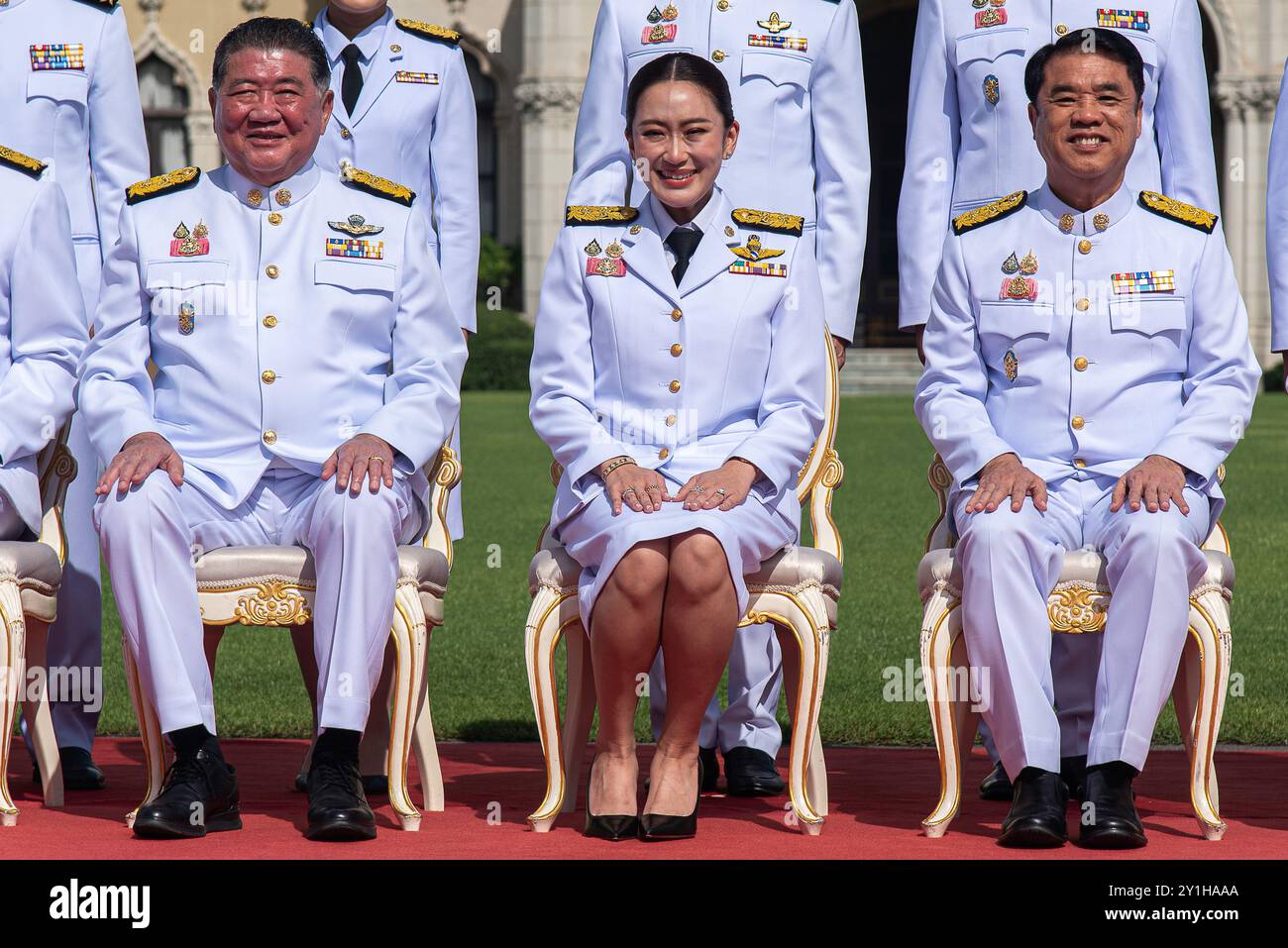 Bangkok, Thaïlande. 07 septembre 2024. Le premier ministre thaïlandais Paetongtarn Shinawatra (C) assiste à une séance photo de groupe des nouveaux membres du cabinet avant la réunion spéciale du cabinet au siège du gouvernement à Bangkok. Crédit : SOPA images Limited/Alamy Live News Banque D'Images