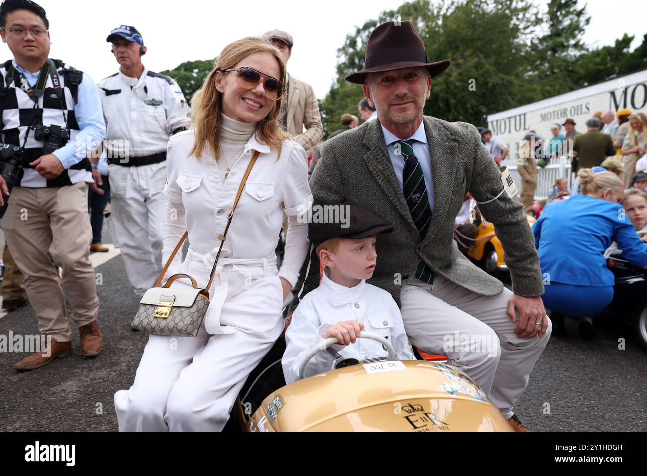 Geri Halliwell et Christian Horner avec leur fils Monty Horner alors qu'il se prépare à courir dans la Settrington Cup au Goodwood Revival au Goodwood Motor circuit dans le Sussex de l'Ouest. Date de la photo : samedi 7 septembre 2024. Le Goodwood Revival est la plus grande course automobile historique au monde, et le seul événement sportif de ce genre entièrement organisé sur un thème d'époque. Cette année, le Revival marque la première fois qu'un événement historique de sport automobile inclura des voitures qui utilisent des carburants durables dans toutes les courses. Le crédit photo devrait se lire : Kieran Cleeves/PA Wire Banque D'Images