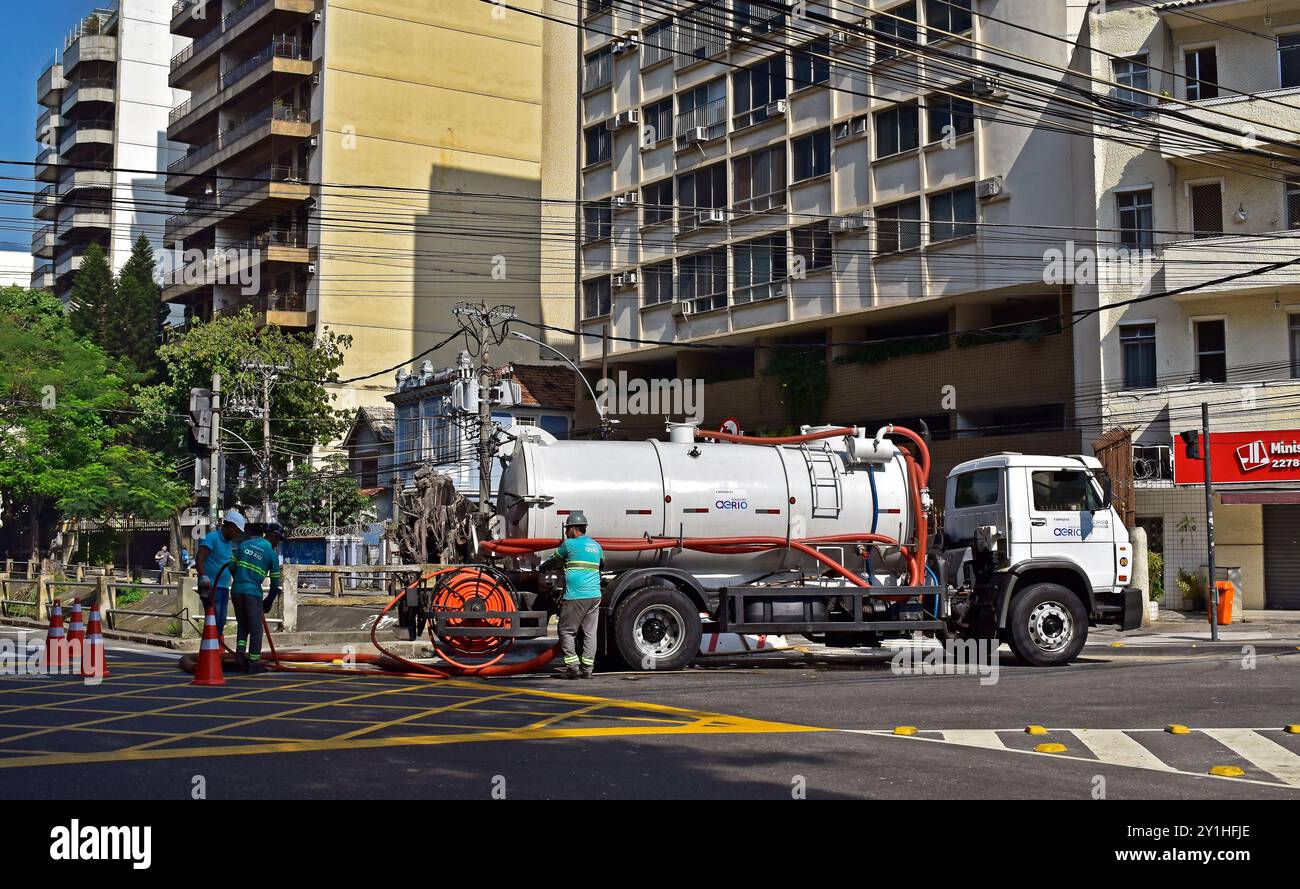 RIO DE JANEIRO, BRÉSIL - 31 août 2024 : camion de la compagnie d'approvisionnement en eau et ouvriers faisant des réparations dans le quartier de Tijuca Banque D'Images