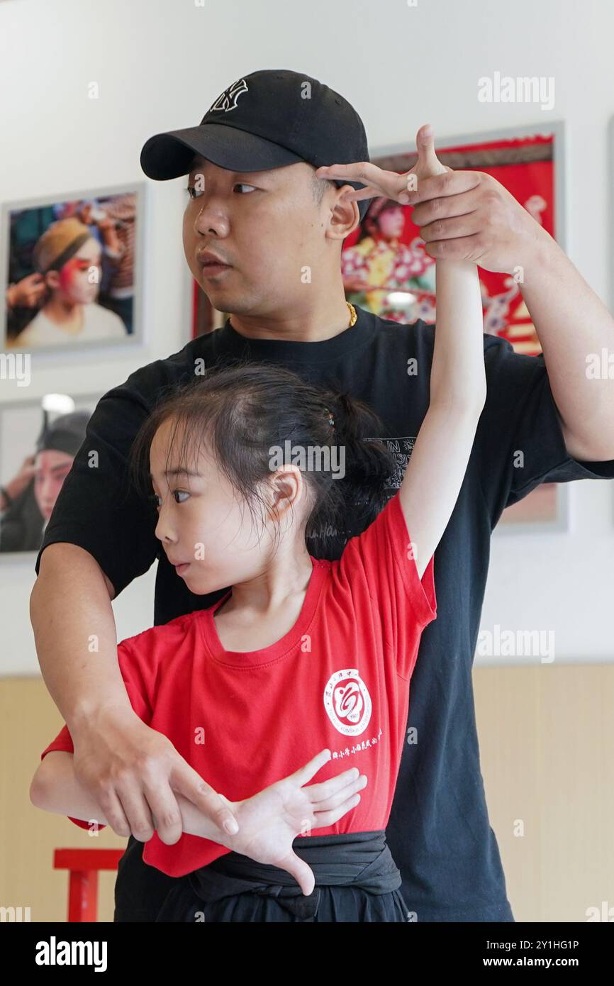 (240907) -- KUNSHAN, 7 septembre 2024 (Xinhua) -- Xie Suqian (avant), élève de la « classe de formation de l'Opéra de Kunqu », pratique sous la direction de Zhou Jie, professeur à temps plein, à l'école primaire Shipai Center de Kunshan dans la ville de Kunshan, province du Jiangsu, dans l'est de la Chine, le 26 mai 2024. Né en 1995 et élevé dans la ville de Kunshan, dans la province du Jiangsu de l'est de la Chine, Zhou Jie a rempli ses souvenirs d'enfance avec l'opéra de Kunqu à chaque festival et célébration. La ville de Kunshan est le lieu de naissance de l'Opéra de Kunqu, répertorié par l'Organisation des Nations Unies pour l'éducation, la science et la culture (une Banque D'Images