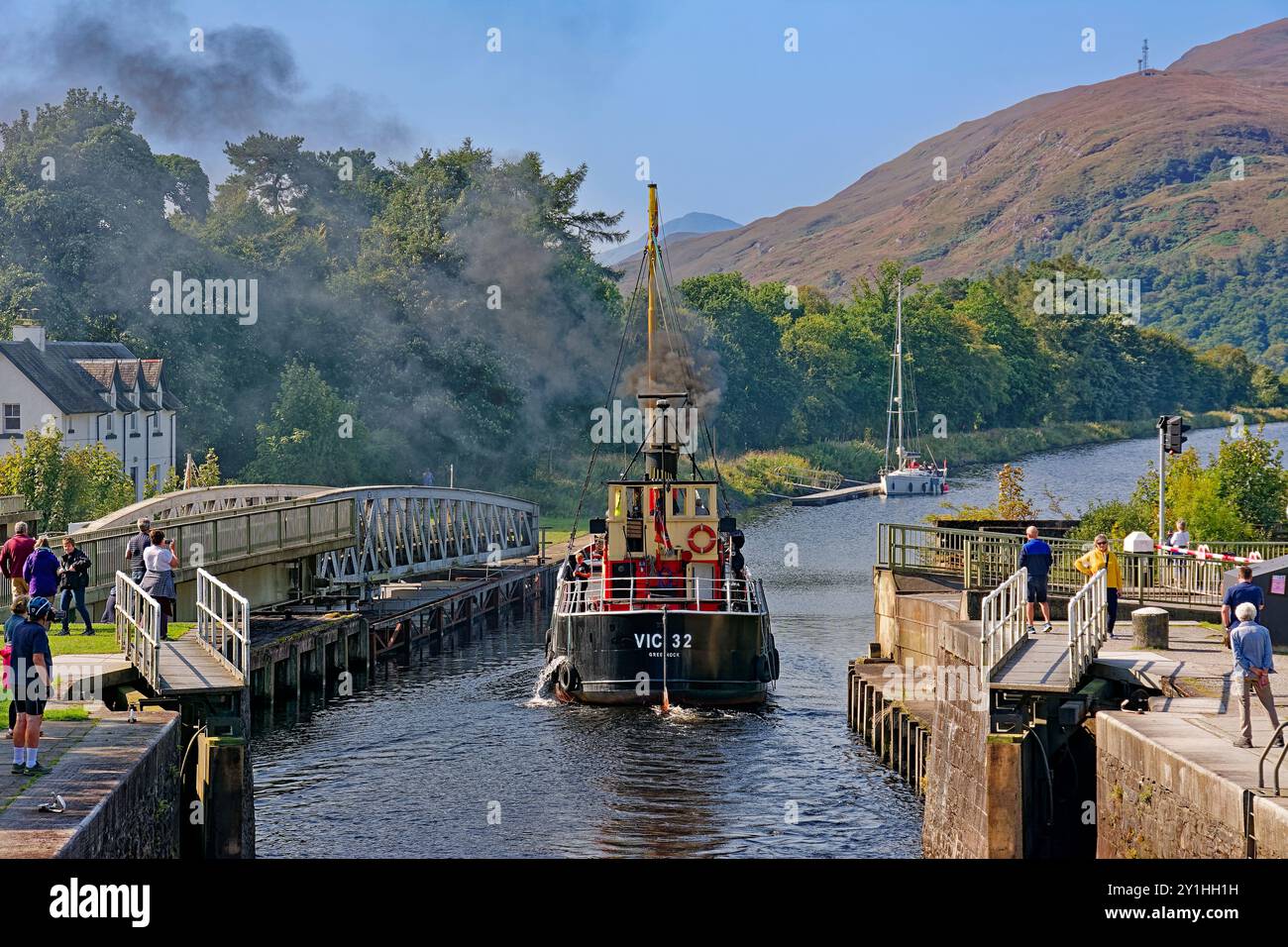 Escalier de Neptunes Banavie Fort William Scotland Puffer Steamboat S.L. Vic 32 avec beaucoup de fumée d'entonnoir se dirigeant vers le canal le pont tournant de chemin de fer op Banque D'Images