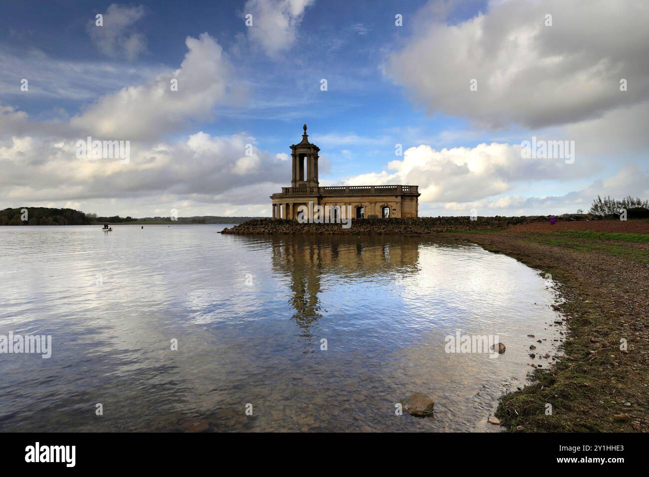 Vue d'automne sur l'église de Normanton, réservoir d'eau de Rutland ; comté de Rutland ; Angleterre ; Royaume-Uni Banque D'Images