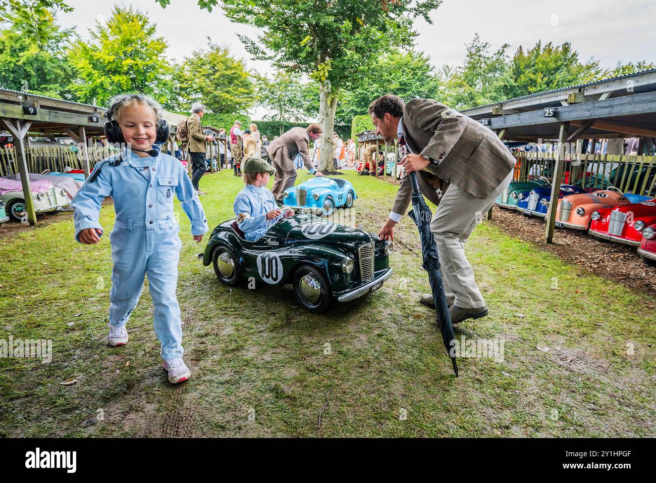 Goodwood, Royaume-Uni. 7 septembre 2024. Préparation de la Settrington Cup, course de voitures à pédales - le renouveau Goodwood - la seule rencontre historique de course automobile à être entièrement organisée dans un thème d'époque, une célébration immersive des voitures emblématiques et de la mode. Crédit : Guy Bell/Alamy Live News Banque D'Images