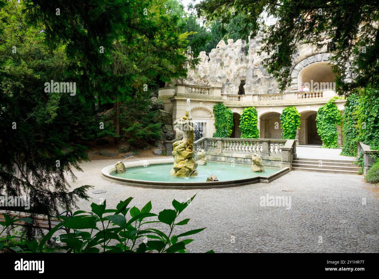 Beau jardin architectural avec une fontaine d'eau en pierre avec Grotta de grotte artificielle Neptune Grebovka Havlíčkovy Sady, Vinohrady Prague tchèque Banque D'Images