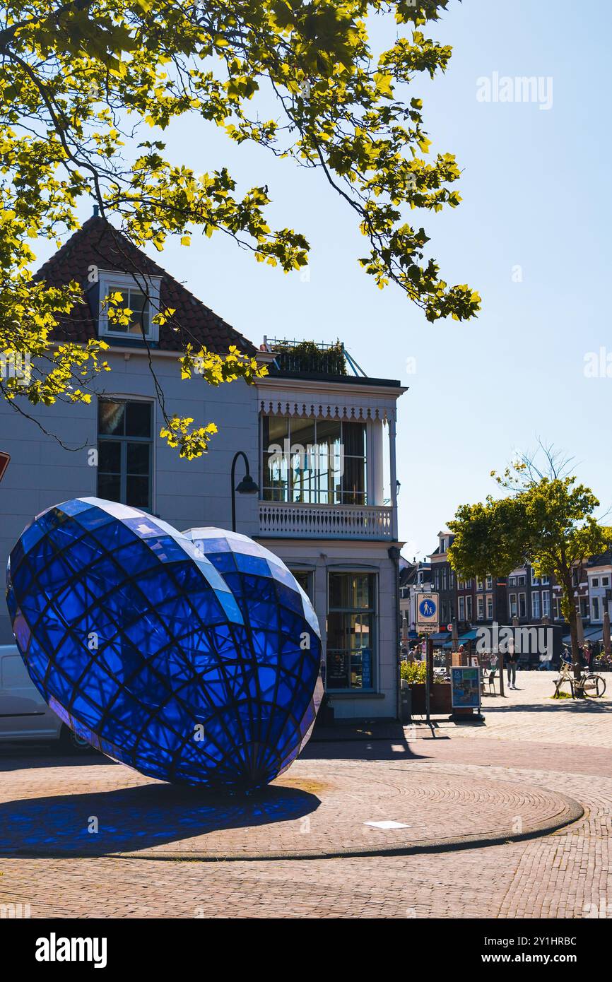 Delft, pays-Bas - 19 juin 2024 ; la sculpture Blue Heart of Delft Banque D'Images