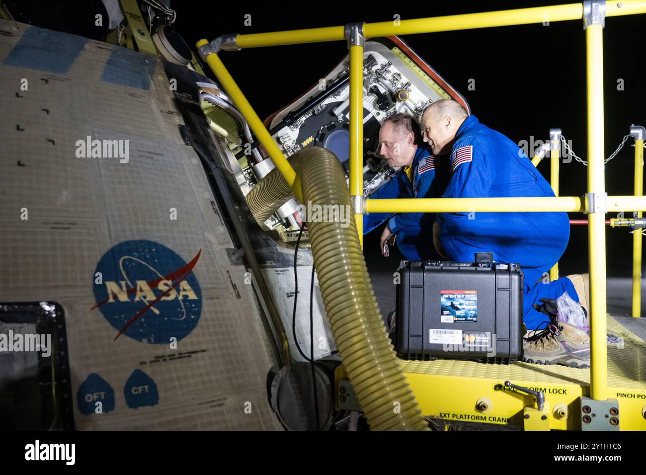 White Sands (États-Unis d'Amérique). 06 septembre 2024. Les astronautes de la NASA Mike Fincke, à gauche, et Scott Tingle, à droite, regardent à l'intérieur du vaisseau spatial Starliner Boeing de la NASA après son atterrissage sans équipage au White Sands missile Range Space Harbor, le 6 septembre 2024 au Nouveau-Mexique. Le Starliner est revenu sur Terre sans les astronautes Butch Wilmore et Suni Williams qui resteront sur la Station spatiale internationale en raison de problèmes de sécurité avec le vaisseau spatial. Crédit : Aubrey Gemignani/NASA photo/Alamy Live News Banque D'Images