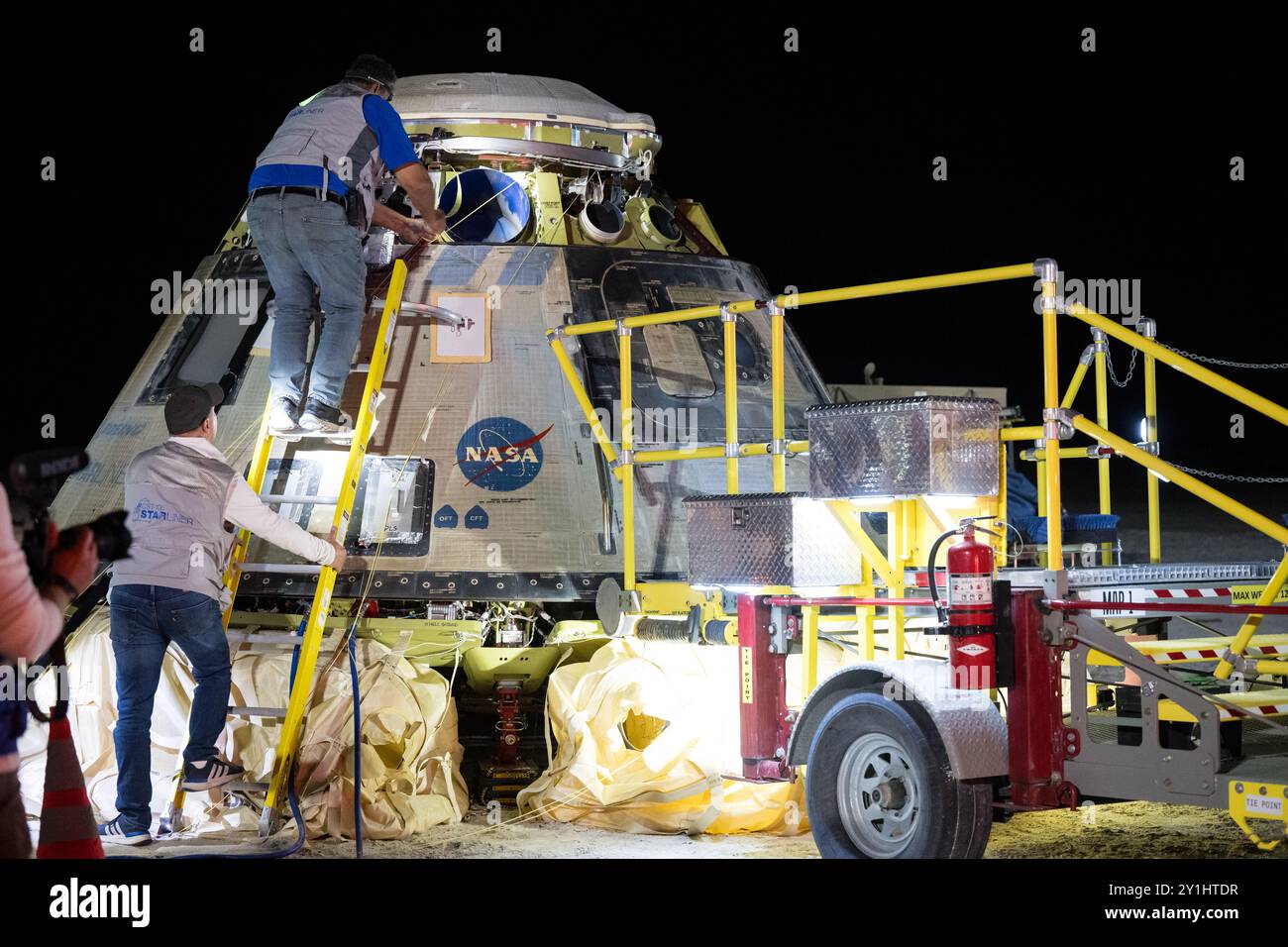 White Sands (États-Unis d'Amérique). 06 septembre 2024. Boeing et les équipes de récupération de la NASA travaillent autour du vaisseau spatial Starliner Boeing Crew Flight test de la NASA après son atterrissage sans équipage au White Sands missile Range Space Harbor, le 6 septembre 2024 au Nouveau-Mexique. Le Starliner est revenu sur Terre sans les astronautes Butch Wilmore et Suni Williams qui resteront sur la Station spatiale internationale en raison de problèmes de sécurité avec le vaisseau spatial. Crédit : Aubrey Gemignani/NASA photo/Alamy Live News Banque D'Images