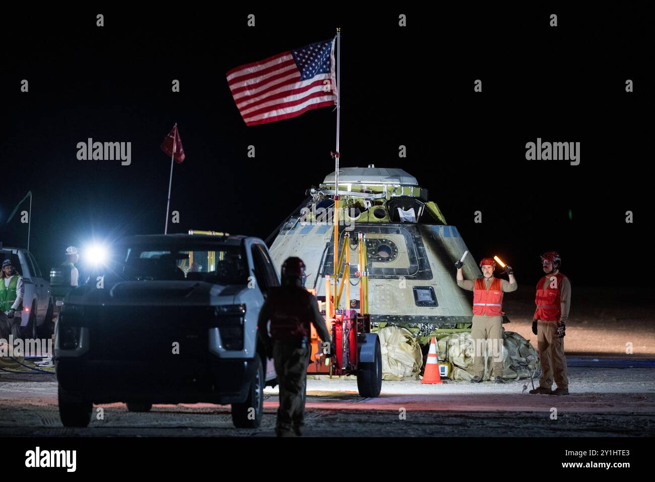 White Sands (États-Unis d'Amérique). 06 septembre 2024. Boeing et les équipes de récupération de la NASA travaillent autour du vaisseau spatial Starliner Boeing Crew Flight test de la NASA après son atterrissage sans équipage au White Sands missile Range Space Harbor, le 6 septembre 2024 au Nouveau-Mexique. Le Starliner est revenu sur Terre sans les astronautes Butch Wilmore et Suni Williams qui resteront sur la Station spatiale internationale en raison de problèmes de sécurité avec le vaisseau spatial. Crédit : Aubrey Gemignani/NASA photo/Alamy Live News Banque D'Images