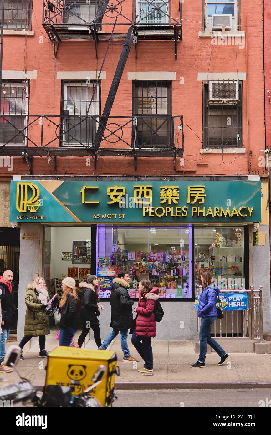 New York, États-Unis -07 septembre 2024 : scène de rue quotidienne sur Mott Street dans le quartier chinois de New York avec des passants et des magasins locaux, capturant l'esse Banque D'Images