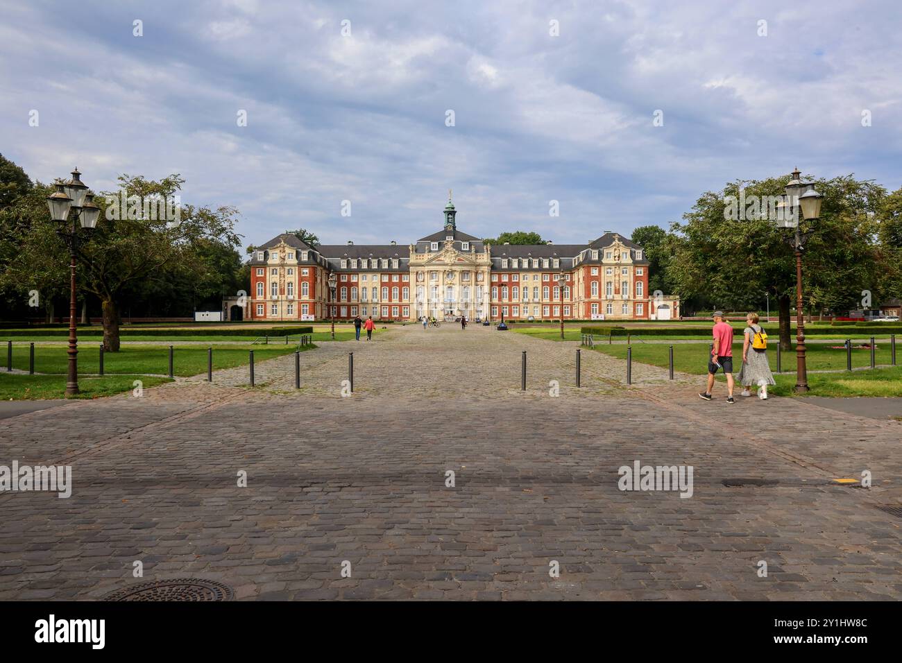 Schloss Münster - Fürstbischöfliches - Münster Schloss Universität Münster, Architekt War Johann Conrad Schlaun, aus dem für Münster typischen Baumberger Kalksandstein gebaut. Sitz und Wahrzeichen der Universität Münster bis 30. Septembre 2023 Westfälische Wilhelms-Universität Münster, WWU. Münster, Rhénanie-du-Nord-Westphalie, DEU, Deutschland, 07.09.2024 *** Palais Münster Université Münster Palais Prince-évêques Münster, architecte Johann Conrad Schlaun, construit à partir de la brique calcaire Baumberg typique de Münster siège et monument de l'Université de Münster jusqu'au 30 septembre 2023 Westfälische Banque D'Images