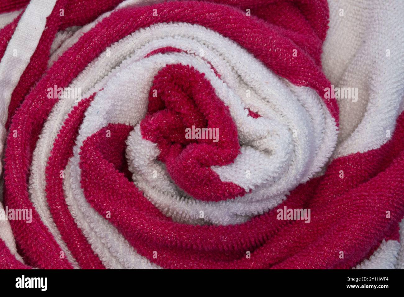 gros plan, serviette rayée blanche et rose spiralée, contraste élevé, texture lourde, fond, abstrait, matériel, textile, tissu Banque D'Images