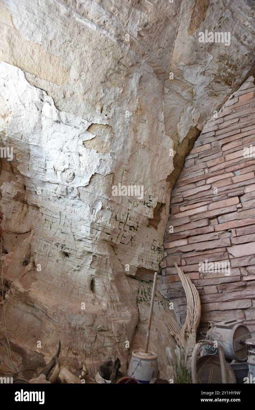 Kanab, Utah États-Unis 13/08/2024. La grotte de Moqui était autrefois utilisée par les Anasazi comme abri ou magasin de nourriture, selon des fouilles archéologiques dans la région. I Banque D'Images