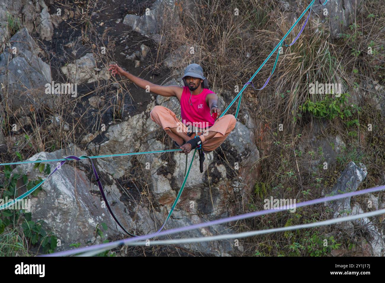 Bandung, Java occidental, Indonésie. 7 septembre 2024. Un athlète de sport extrême marche sur une corde raide dans les airs lors d'un Bandung Highline Festival 2024 à Tebing Hawu. Le festival a été organisé pour sensibiliser à la protection de l'environnement, en particulier les collines karstiques dans cette région. Les participants venaient de pays tels que l'Australie, l'Indonésie, l'Argentine, l'Inde, dan Austria. (Crédit image : © Algi Febri Sugita/ZUMA Press Wire) USAGE ÉDITORIAL SEULEMENT! Non destiné à UN USAGE commercial ! Crédit : ZUMA Press, Inc/Alamy Live News Banque D'Images