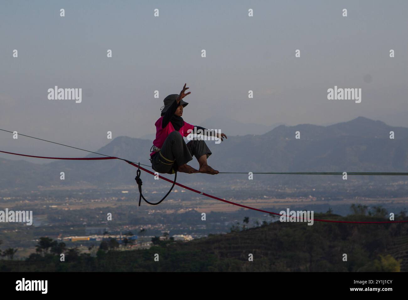 Bandung, Java occidental, Indonésie. 7 septembre 2024. Un athlète de sport extrême marche sur une corde raide dans les airs lors d'un Bandung Highline Festival 2024 à Tebing Hawu. Le festival a été organisé pour sensibiliser à la protection de l'environnement, en particulier les collines karstiques dans cette région. Les participants venaient de pays tels que l'Australie, l'Indonésie, l'Argentine, l'Inde, dan Austria. (Crédit image : © Algi Febri Sugita/ZUMA Press Wire) USAGE ÉDITORIAL SEULEMENT! Non destiné à UN USAGE commercial ! Crédit : ZUMA Press, Inc/Alamy Live News Banque D'Images