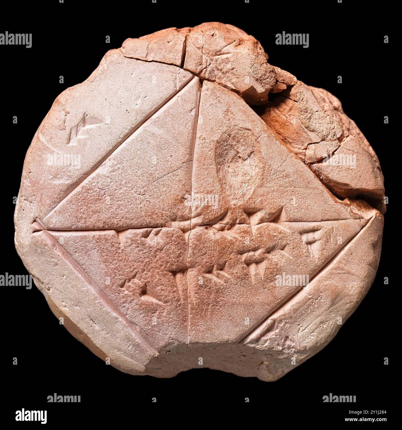 Tablette d'argile babylonienne vers 1800–1600 av. J.-C. inscrite avec une écriture cunéiforme et des marques géométriques, elle présente une approximation de la racine carrée de 2 en utilisant le théorème de Pythagore pour un triangle isocèle démontrant les connaissances mathématiques avancées des érudits babyloniens. Banque D'Images