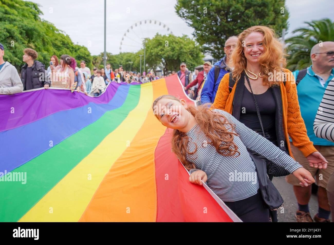 Torquay, Royaume-Uni. 7 septembre 2024. Il n'a pas plu lors de leur défilé à Torbay Pride à Torquay. Des personnages hauts en couleur participent à la parade LGBT Pride en bord de mer. Crédit : Thomas Faull/Alamy Live News Banque D'Images