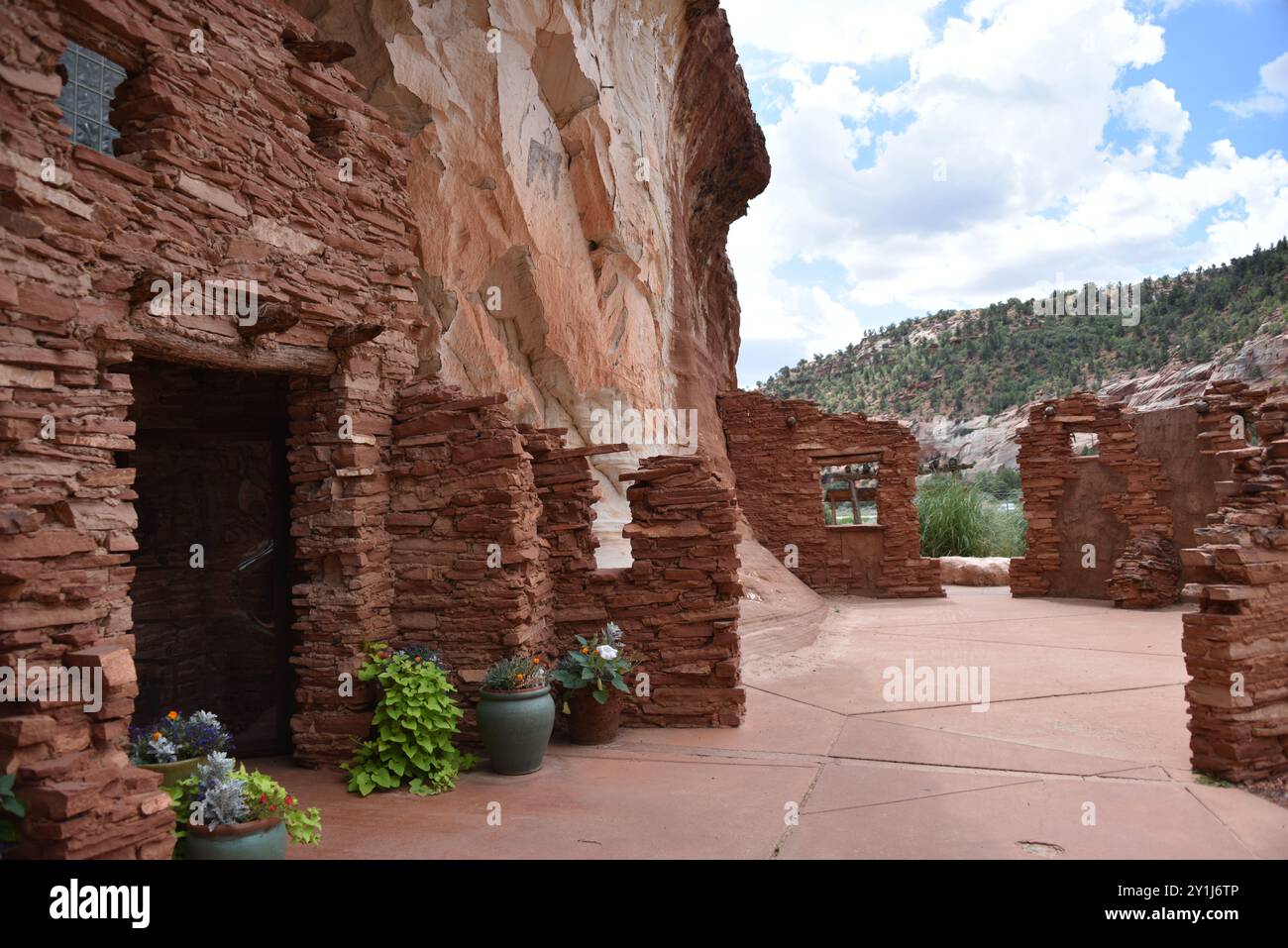 Kanab, Utah États-Unis 13/08/2024. La grotte de Moqui était autrefois utilisée par les Anasazi comme abri ou magasin de nourriture, selon des fouilles archéologiques dans la région. I Banque D'Images