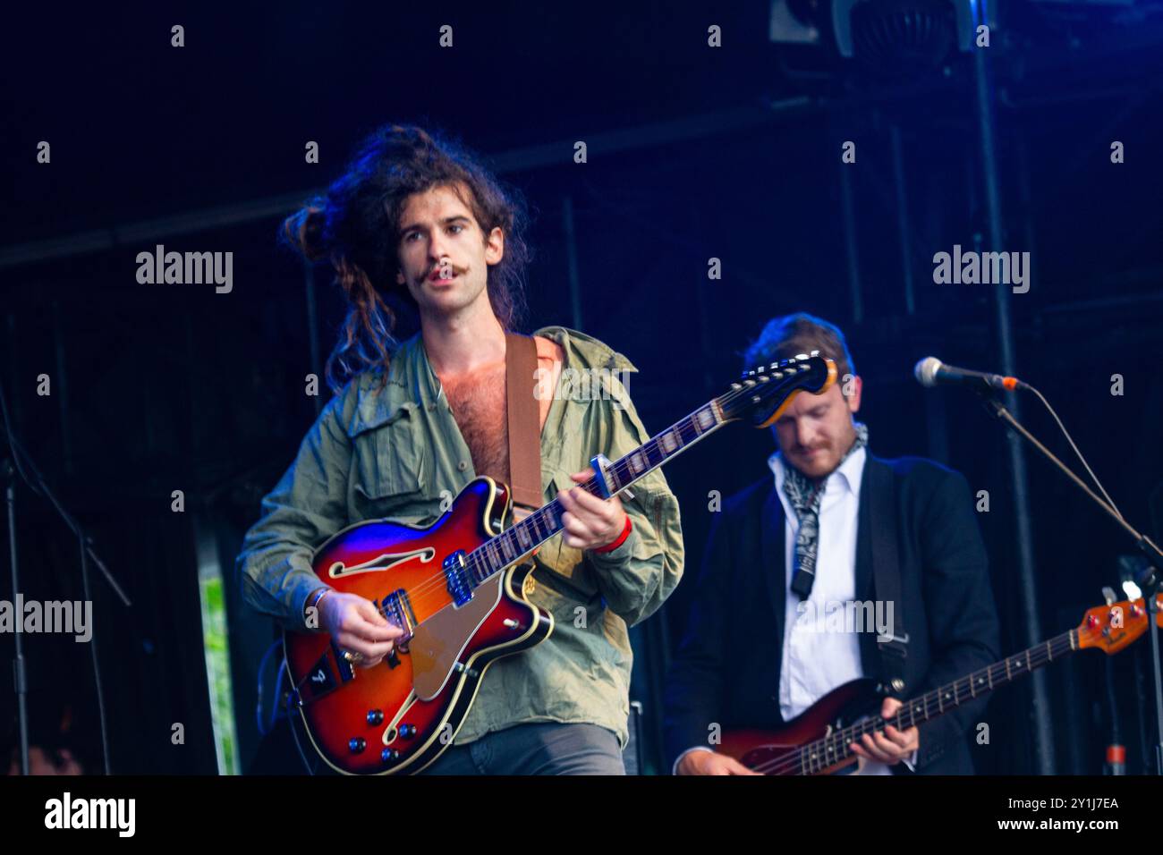 KING CHRLES, CONCERT, GREEN MAN FESTIVAL 2012 : L'artiste musical King Charles – Charles Costa – jouant en direct sur la scène de montagne au Green Man Festival 2012 à Glanusk Park, Brecon, pays de Galles, août 2012. Photo : Rob Watkins. INFO : King Charles est un auteur-compositeur-interprète britannique connu pour son mélange éclectique d'influences folk, pop et rock. Avec des voix distinctives et des paroles poétiques, sa musique mêle pop baroque, rythmes énergiques et narration introspective, créant un son unique et théâtral. Banque D'Images