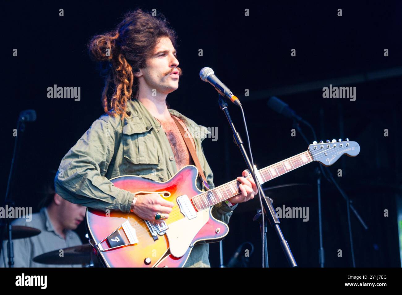 KING CHRLES, CONCERT, GREEN MAN FESTIVAL 2012 : L'artiste musical King Charles – Charles Costa – jouant en direct sur la scène de montagne au Green Man Festival 2012 à Glanusk Park, Brecon, pays de Galles, août 2012. Photo : Rob Watkins. INFO : King Charles est un auteur-compositeur-interprète britannique connu pour son mélange éclectique d'influences folk, pop et rock. Avec des voix distinctives et des paroles poétiques, sa musique mêle pop baroque, rythmes énergiques et narration introspective, créant un son unique et théâtral. Banque D'Images