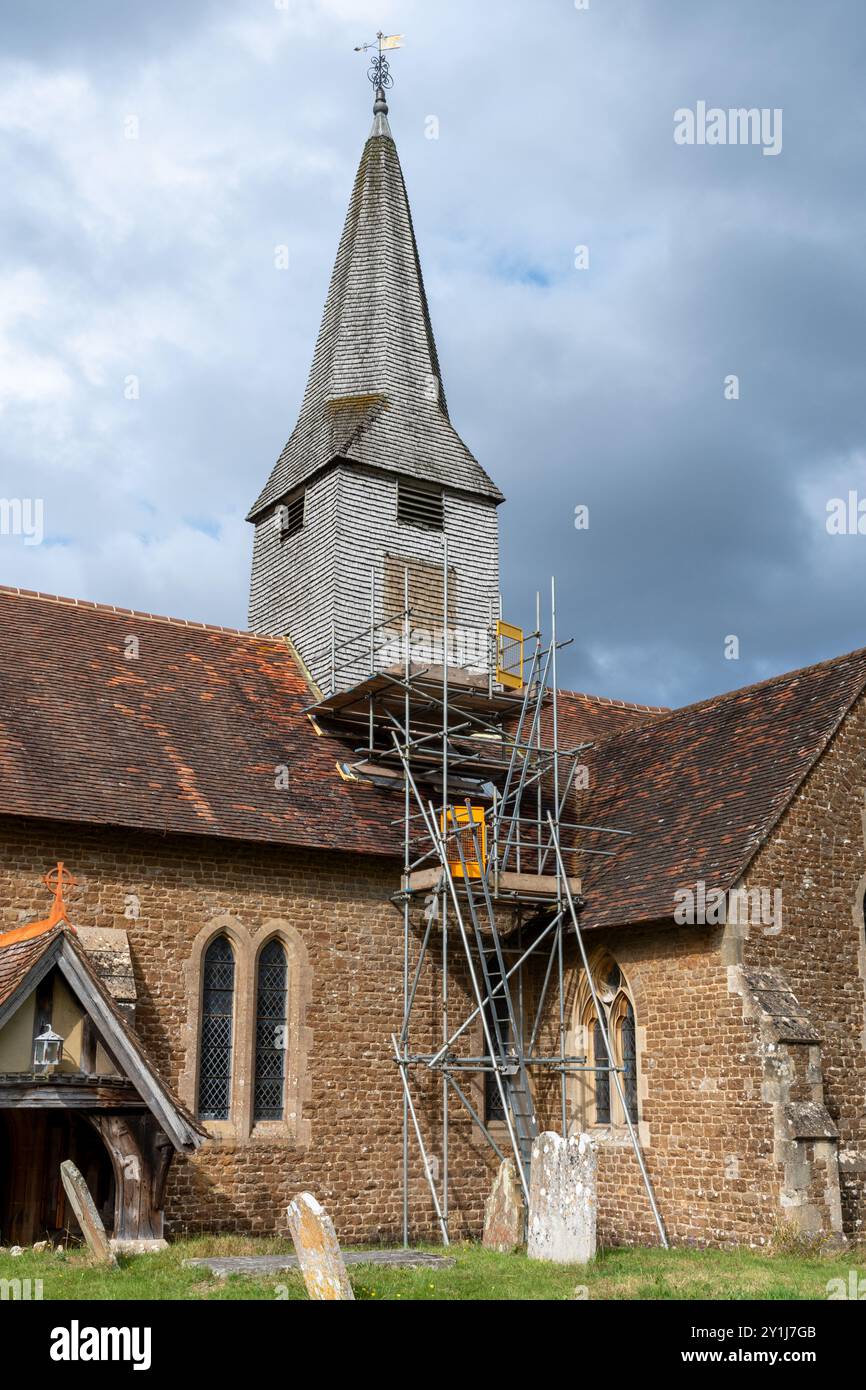 Concept de restauration de l'église, horloge de l'église de jeudi enlevée pour réparation, avec échafaudage jusqu'au toit et à la flèche, Surrey, Angleterre, Royaume-Uni Banque D'Images