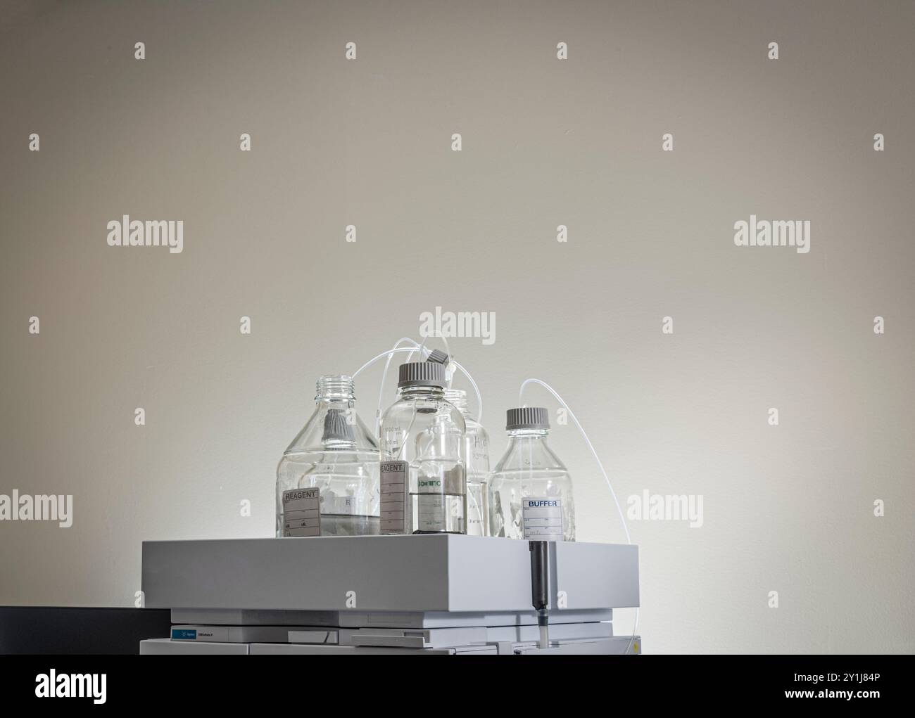Bouteilles avec tubes dans le laboratoire de recherche scientifique, New Jersey USA Banque D'Images Bouteilles avec tubes dans le laboratoire de recherche scientifique, New Jersey USA Banque D'Images