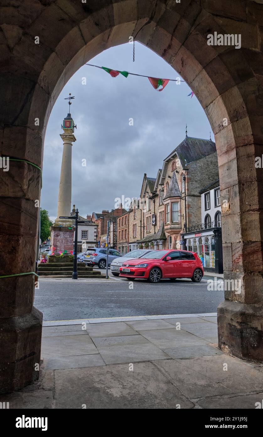 Low Cross, vue depuis les cloîtres, à l'extrémité basse de Boroughgate, Appleby-in-Westmorland, Cumbria Banque D'Images