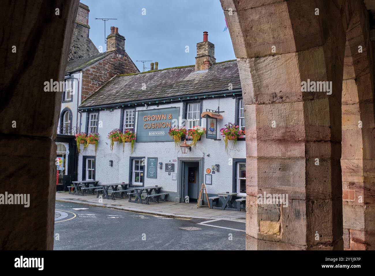 La couronne et le coussin, vus depuis les cloîtres, à l'extrémité inférieure de Boroughgate, Appleby-in-Westmorland, Cumbria Banque D'Images