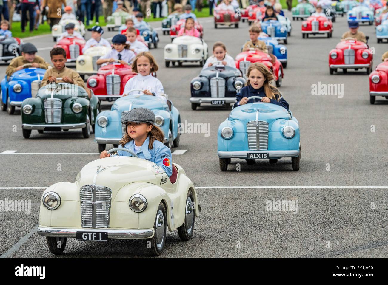 Goodwood, Royaume-Uni. 7 septembre 2024. Les jeunes pilotes concourent pour la Settrington Cup, course de pédalos dans le paddock - le renouveau Goodwood - la seule rencontre historique de course automobile à être entièrement organisée dans un thème d'époque, une célébration immersive des voitures emblématiques et de la mode. Crédit : Guy Bell/Alamy Live News Banque D'Images