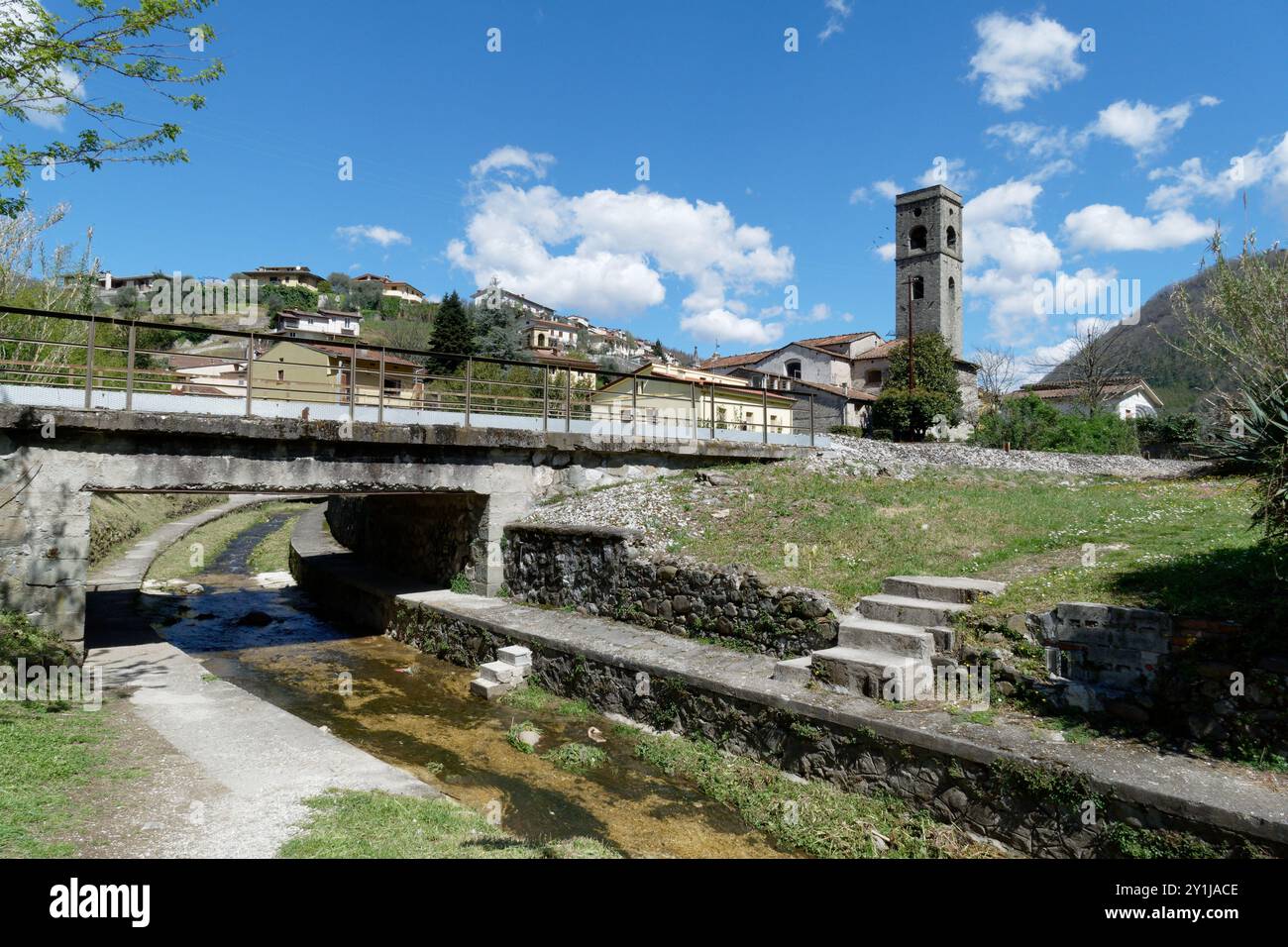 Vue panoramique sur Borgo a Mozzano village. Lucques, Toscane Italie Banque D'Images