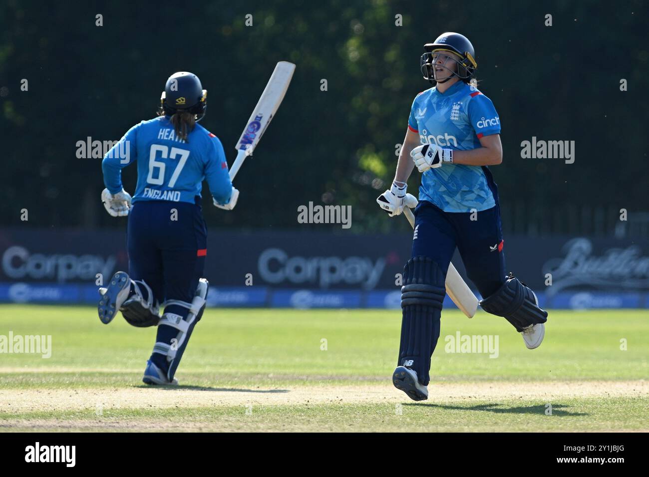 La capitaine anglaise Kate Cross fait la course gagnante lors du premier match international Women's One Day au civil Service Cricket Club, Stormont. Date de la photo : samedi 7 septembre 2024. Banque D'Images