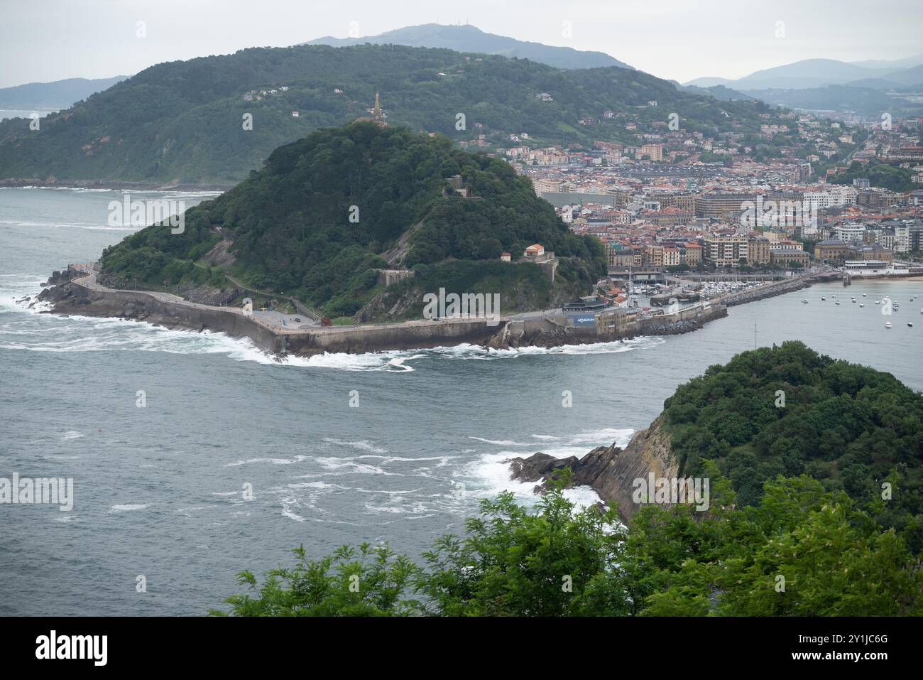 Vue spectaculaire sur les quais de Saint-Sébastien avec le quartier historique situé au pied du Monte Urgull. Vous pouvez atteindre ce point de vue par CA Banque D'Images