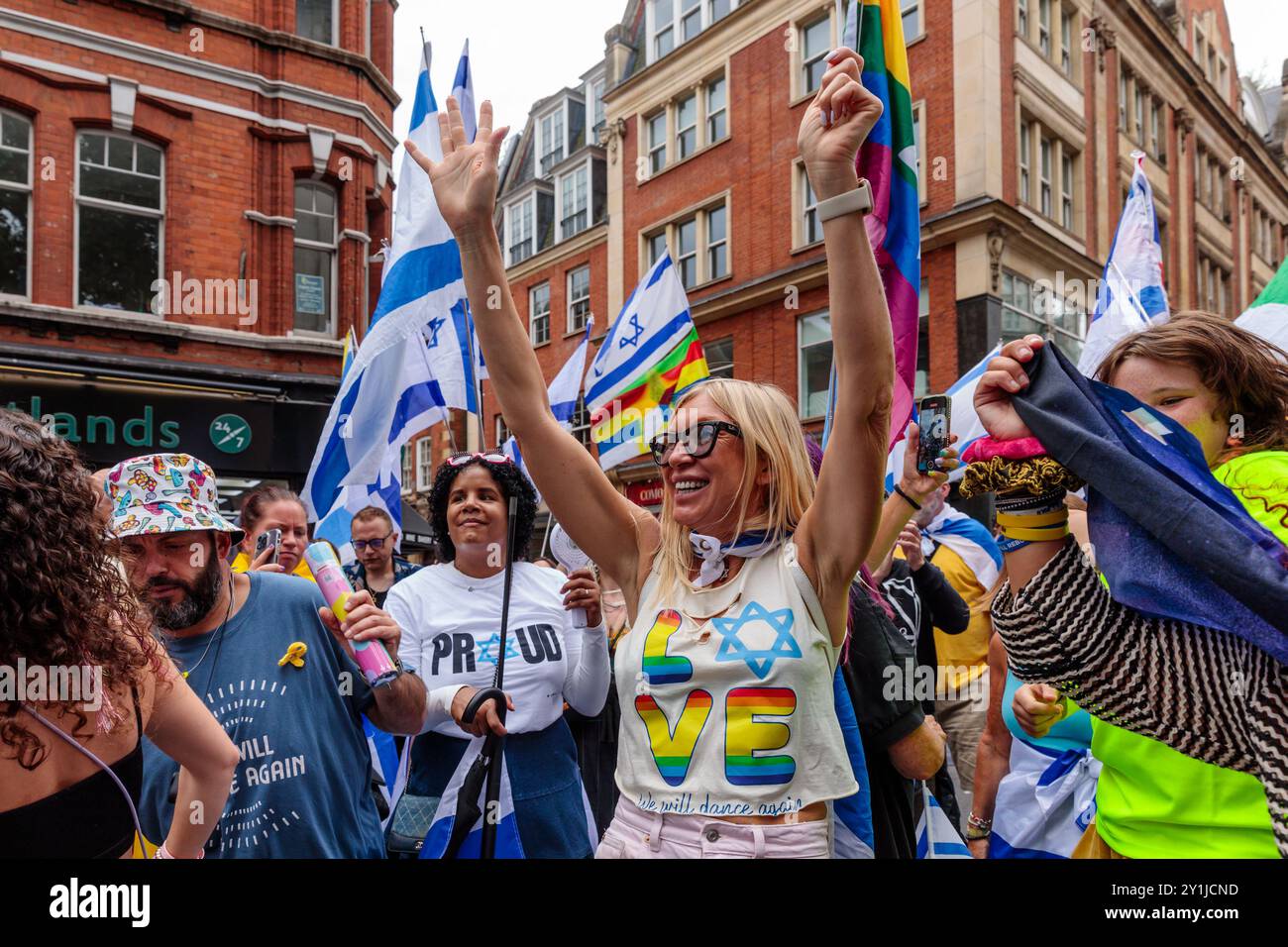 Ambassade d'Israël, Londres, Royaume-Uni. 7 septembre 2024. Pour marquer 11 mois jour pour jour depuis l'attaque du Festival Nova par le Hamas, Stop the Hate organise un Nova Party incarnant le message durable de Nova d'amitié, d'amour et de liberté infinie. En pensant au cri de ralliement de la communauté Nova, « nous danserons à nouveau », les gens se sont réunis pour rendre hommage à Hersh Goldberg-Polin, Eden Yerushalami, Ori Danino, Alex Lobanov et Almog Sarusi, qui ont été pris en otage et brutalement exécutés par le Hamas la semaine dernière, et à toutes les victimes de Nova qui ne savent plus danser. Crédit : Amanda Rose/Alamy Live News Banque D'Images