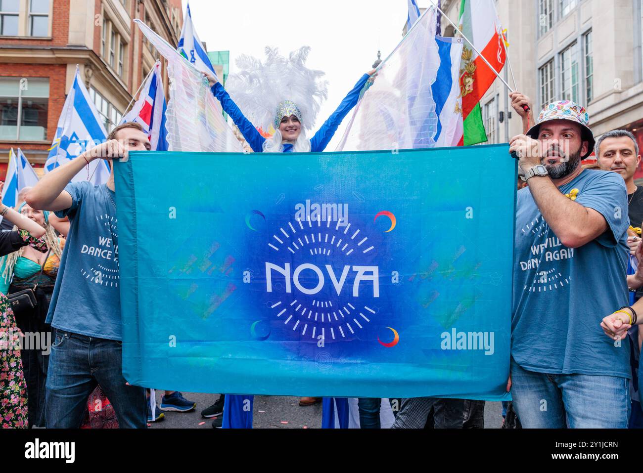 Ambassade d'Israël, Londres, Royaume-Uni. 7 septembre 2024. Pour marquer 11 mois jour pour jour depuis l'attaque du Festival Nova par le Hamas, Stop the Hate organise un Nova Party incarnant le message durable de Nova d'amitié, d'amour et de liberté infinie. En pensant au cri de ralliement de la communauté Nova, « nous danserons à nouveau », les gens se sont réunis pour rendre hommage à Hersh Goldberg-Polin, Eden Yerushalami, Ori Danino, Alex Lobanov et Almog Sarusi, qui ont été pris en otage et brutalement exécutés par le Hamas la semaine dernière, et à toutes les victimes de Nova qui ne savent plus danser. Crédit : Amanda Rose/Alamy Live News Banque D'Images