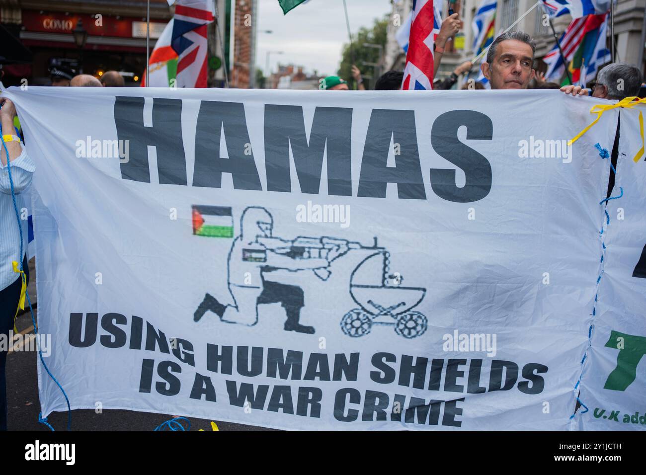 Londres, Angleterre. 7 septembre 2024. Une veillée a été organisée à l'ambassade d'Israël par Stop the Hate pour les 6 otages récemment exécutés par le Hamas. 11 mois jour pour jour depuis le massacre du festival de musique Nova, quelques centaines de personnes en deuil ont dansé en commémoration. Une confrontation avec la Marche nationale pour la Palestine a été évitée lorsque la police a arrêté la marche à un pâté de maisons. Crédit : Lab Ky Mo / Alamy Live News Banque D'Images