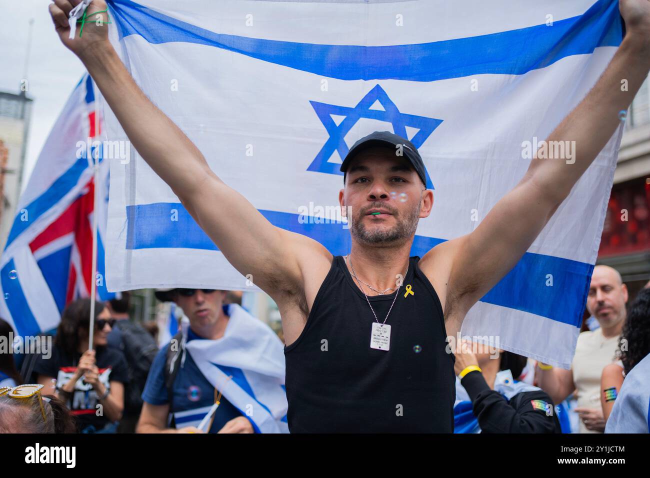 Londres, Angleterre. 7 septembre 2024. Une veillée a été organisée à l'ambassade d'Israël par Stop the Hate pour les 6 otages récemment exécutés par le Hamas. 11 mois jour pour jour depuis le massacre du festival de musique Nova, quelques centaines de personnes en deuil ont dansé en commémoration. Une confrontation avec la Marche nationale pour la Palestine a été évitée lorsque la police a arrêté la marche à un pâté de maisons. Crédit : Lab Ky Mo / Alamy Live News Banque D'Images