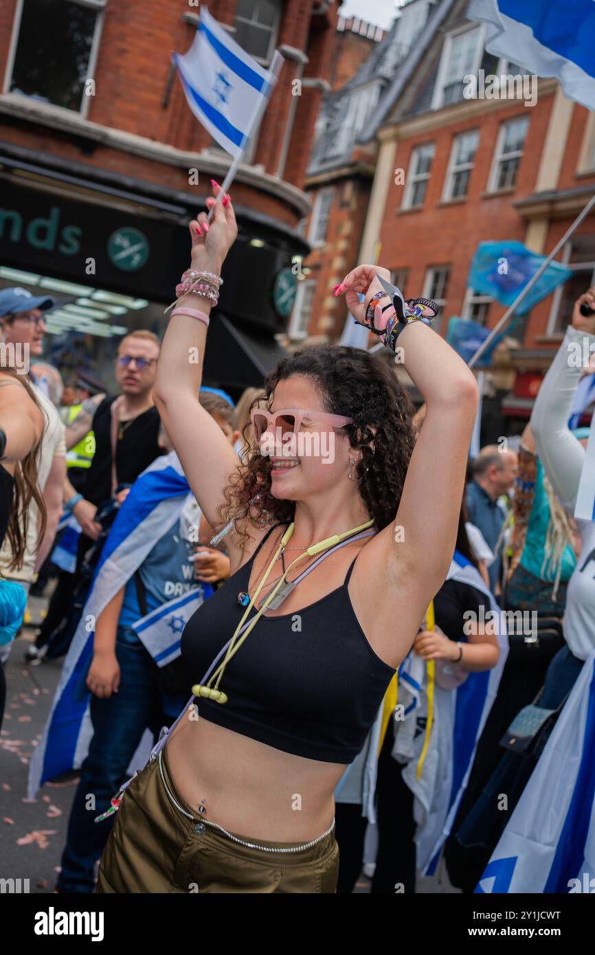 Londres, Angleterre. 7 septembre 2024. Une veillée a été organisée à l'ambassade d'Israël par Stop the Hate pour les 6 otages récemment exécutés par le Hamas. 11 mois jour pour jour depuis le massacre du festival de musique Nova, quelques centaines de personnes en deuil ont dansé en commémoration. Une confrontation avec la Marche nationale pour la Palestine a été évitée lorsque la police a arrêté la marche à un pâté de maisons. Crédit : Lab Ky Mo / Alamy Live News Banque D'Images