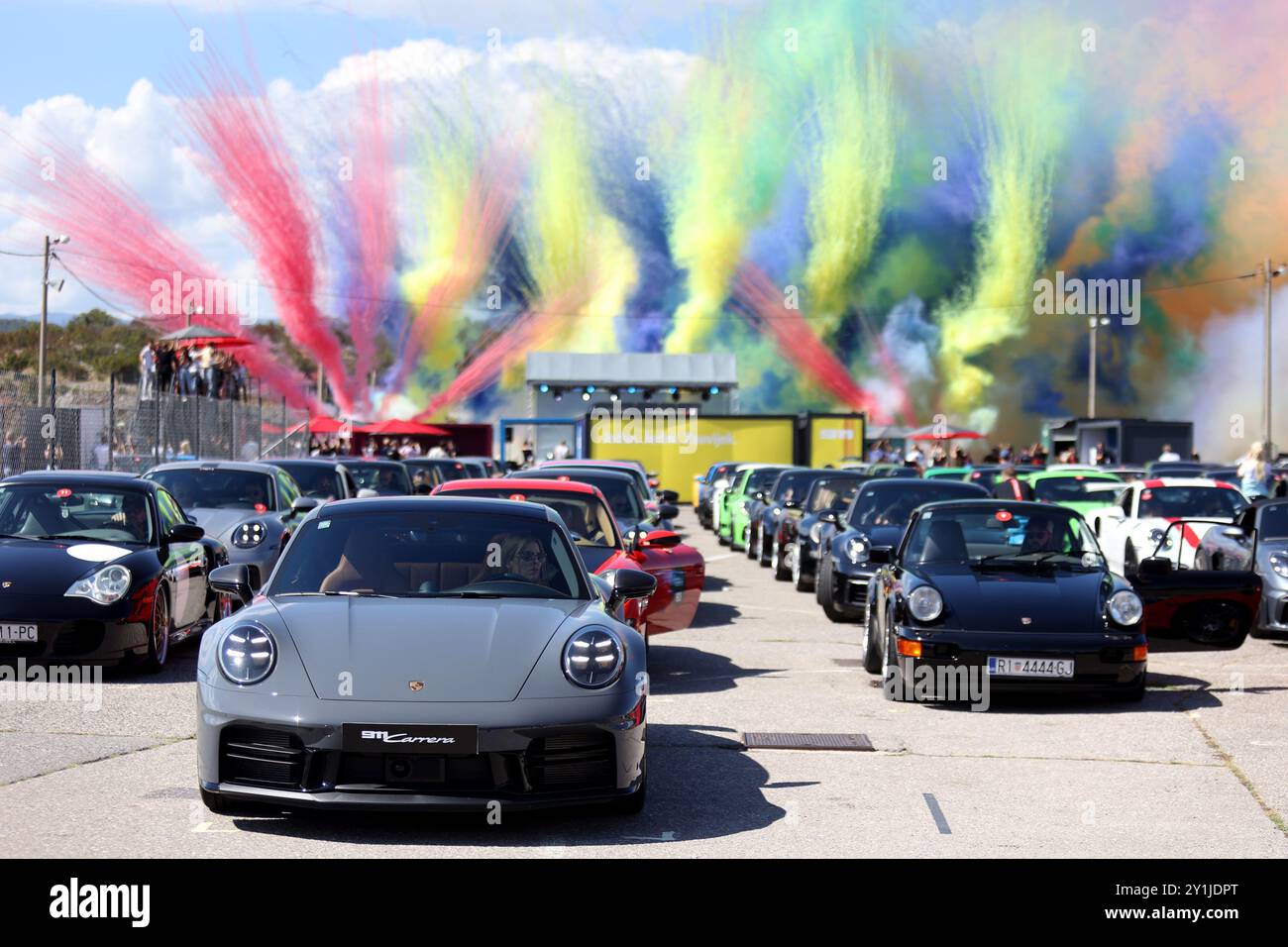 Les amateurs de voitures ont eu l'occasion de découvrir et d'essayer différentes activités de conduite, le 07 septembre 2024 à Rijeka, Croatie à Automotodrom Grobnik, qui leur a montré pourquoi Porsche est d'abord une voiture de sport. Les activités comprenaient la conduite d'un slalom avec une Boxster Spyder 718 et le slalomer le plus rapide du groupe a remporté un prix. Dans le cadre de l'événement, la course automobile Porsche Sprint Challenge Central Europe a eu lieu, qui dans cette partie de l'Europe se déroule exclusivement en République tchèque et en Croatie. Une attraction particulière a été la présentation de la refonte du modèle Porsche culte, la 911. Tous les visiteurs wer Banque D'Images