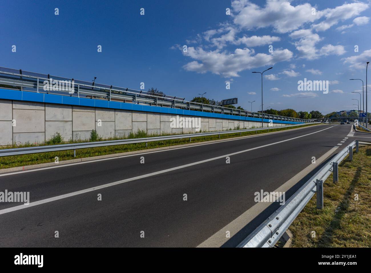Nouveau viaduc à Częstochowa, intersection de Aleja Wojska Polskiego et Aleja Pokoju, route européenne 75, été chaud dans la ville Banque D'Images